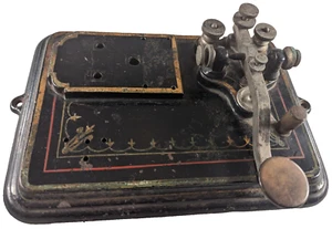 LEWIS 1876 Telegraph Key Código Morse Base Fundida Antigua Radioaficionados Funcionando NOSOTROS Co. - Imagen 1 de 13