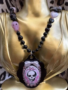 Collana lunga Tarina Tarantino vintage gotico vittoriano teschio cammeo perline RARA - Foto 1 di 12