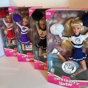 Lotto 4 Barbie Cheerleader Mattel University 1996 NUOVE - Kansas UCONN, Georgia Tech - Foto 1 di 24