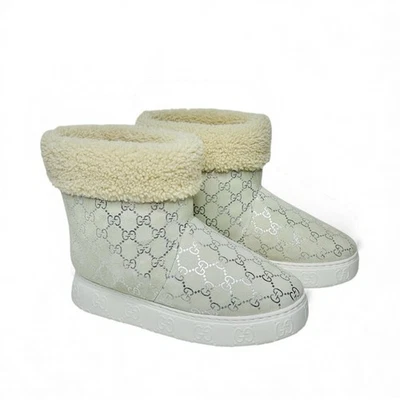 NUEVO EN CAJA Botas Gucci 39 EE. UU. 9 GG Metálicas Monograma Borde de Oveja Gamuza Blanco roto Foto 1 de 4