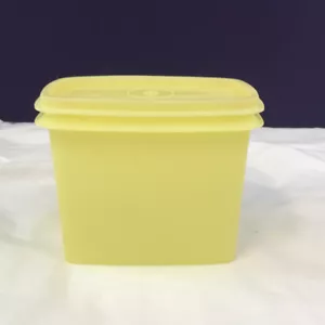 Contenedor de almacenamiento Tupperware amarillo para ahorrar estante #1243 y sello de tapa #1244 - Imagen 1 de 8