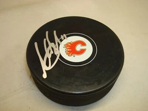 Disco de Hockey Mikael Backlund Firmado Calgary Flames Autografiado 1D - Imagen 1 de 2