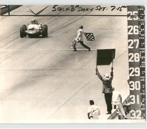 El piloto de carreras Parnelli Jones gana la carrera Indianápolis 1963 foto de prensa - Imagen 1 de 2