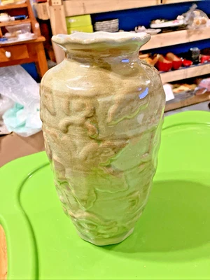 Jarrón de cerámica vintage hecho a mano de madera de torre verde de 10" de alto Foto 1 de 4