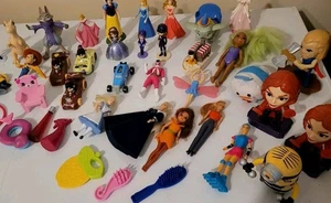 Konvolut Kleinspielzeug Figuren Zubehör verschiedene Artikel Disney Barbie + - Bild 1 von 4