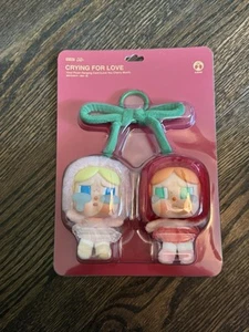 POPMART CRYBABY CRYING FOR LOVE Serie Love You Cherry Much Peluche Pendente - NUOVO - Foto 1 di 2