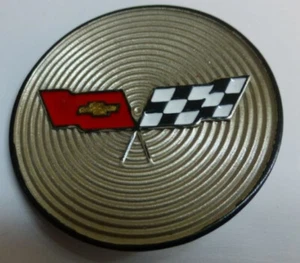1982 CORVETTE EMBLEM-COLLECTOR EDITION-WHEEL CENTER CAP-USA-82 (#E23012) ! - Picture 1 of 1