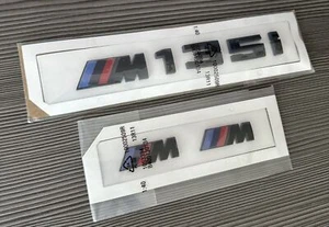 SET M135i Insignia Negro Brillante con 2X Insignias Ala M Negro Brillante. F20 y F21 🇬🇧 - Imagen 1 de 3