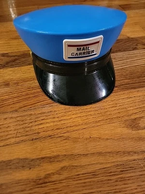 Disfraz de portador de correo Lakeshore para niños (4-5 años) de plástico duro ajustable Sombrero de cartero Foto 1 de 4