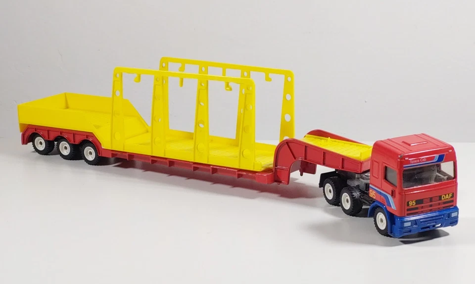 Siku - DAF 95 - 4018 - Tieflader mit Tankstelle - Bild 1 von 4