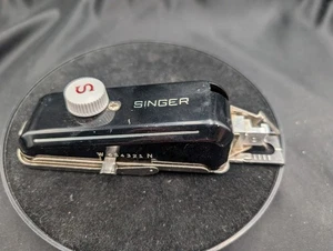 Vintage Singer Buttonholer #160506 With Case and 9 Templates / Cams - Picture 1 of 10