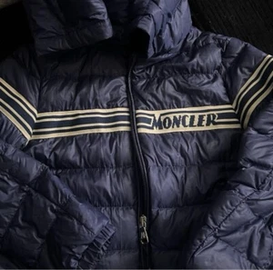 Moncler Boys Puffer Coat-Size 5T - Picture 1 of 4