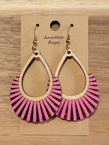 Handbemalte lasergeschnittene Holz Ohrringe rosa Boho Träne baumelt 2,5" - Bild 1 von 1