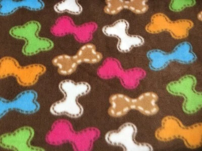 Tela polar Multi Dog Bone Treats en marrón - 60" de ancho, se vende por yarda Foto 1 de 4