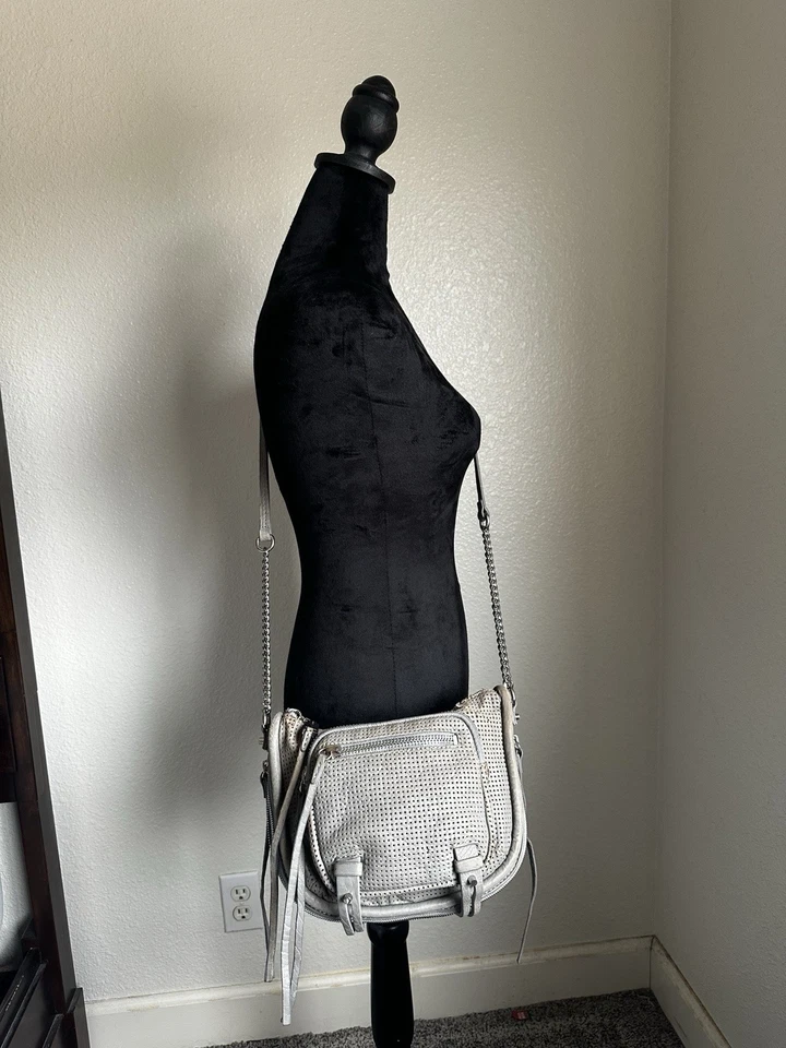 She + Lo 灰色水桶皮革斜挎包带链条和拉链装饰 — 第 1/2 张图片