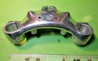 Suporte inferior Montesa Cappra 250 VA árvore tripla p/n APOSTA 4.19-192 NOS 1975-1976 # 1 - Imagem 1 de 4