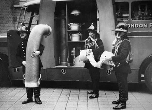Firefighters installing new smoke spillway at a fire station Lond- 1939 Photo - Bild 1 von 1
