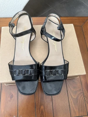 Sandalias Salvatore Ferragamo Boutique charol negro talla 10 AA elegantes Foto 1 de 4