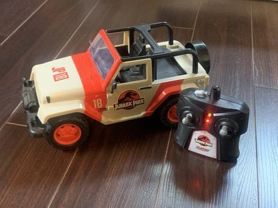 Coche de control remoto Jurassic Park Jeep Wrangler Jurassic World 1:16 | ¡Funciona! Foto 1 de 4