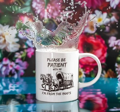 Please Be Patient With Me, I’m From the 1900s – Divertida taza de café retro meme Foto 1 de 2