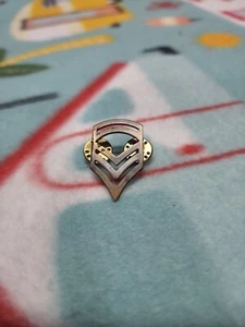 U.S. Army Sergeant First Class SFC E-7 Metal Rank Insignia LI Gi Pin - Picture 1 of 3