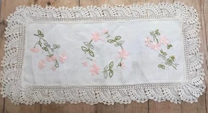 VINTAGE SKILFULLY HAND EMBROIDERED FLOWERS ON LINEN TRAY CLOTH / RUNNER - Picture 1 of 7