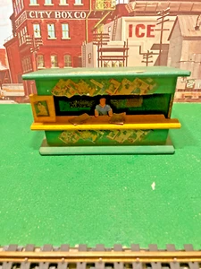 MINI CRAFT AMERICAN FLYER S & O GAUGE #100 GREEN NEWS STAND - Picture 1 of 5