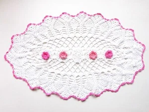 Häkeldeckchen 75 cm x 45 cm Farbe: weiß mit Himbeerfaden verarbeite - Bild 1 von 1