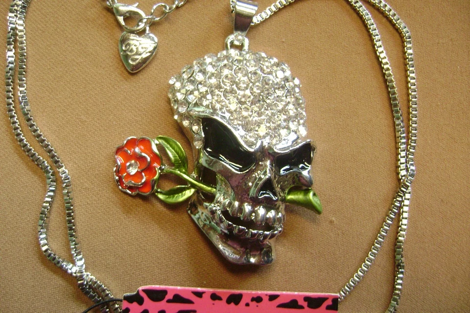 NUEVO CON ETIQUETAS - COLLAR BETSEY JOHNSON CALAVERA CRISTAL Y TONO PLATA ROSA - VENDEDOR DE EE. UU. Foto 1 de 4