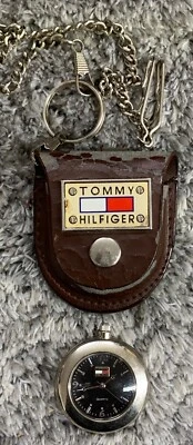 Tommy Hilfiger Reloj Bolsillo Cuarzo Tono Plateado Cara Negra con Estuche (SIN PROBAR) Foto 1 de 4