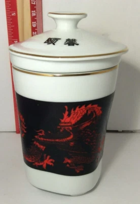 Taza de té con tapa y difusor dragón rojo sobre fondo negro Foto 1 de 4