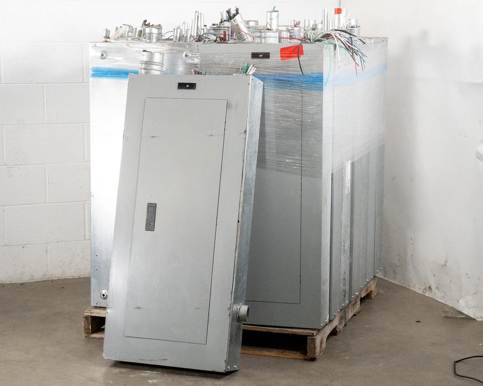 Siemens S1C42ML250CTS Circuit Breaker Panel S1 208Y 120V 3Phase 4 Wire 42 Slots - Image 1 of 4