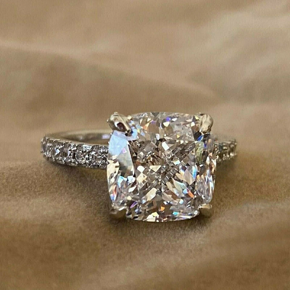 Impresionante anillo de bodas de diamantes simulados de corte cojín de 3 quilates enchapado en oro blanco de 14 quilates Foto 1 de 4