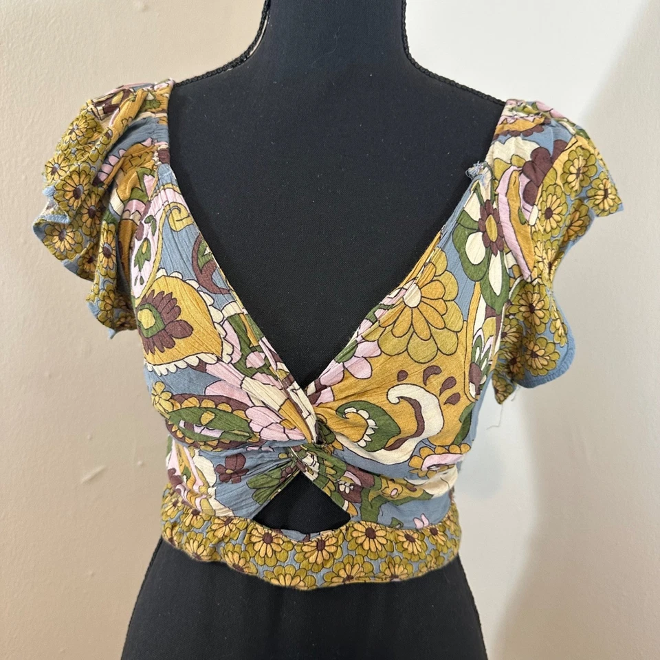 Blusa bohemia floral torcida frontal recortada con volantes mangas Foto 1 de 4