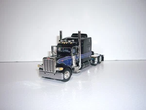 DCP PRIMERA MARCHA 1/64 NEGRO AZABACHE SIN RAYAS MORADAS PETERBILT 389 CON CAMA DE 63"" - Imagen 1 de 5