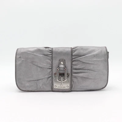 Bolso sin asas Michael Kors metálico plateado pajarita de cuero Foto 1 de 4