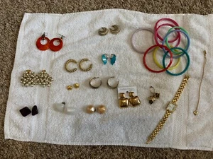 Vintage  Jewelry Lot Resale Or Wear -22 Pieces- Lot #1 - Picture 1 of 6