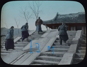 Photograph CHINA . GROUP VISTING TEMPLE C1920 OLD ANTIQUE Magic Lantern Slide - Picture 1 of 5