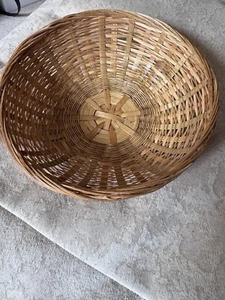 Vintage 1980’s Woven Straw Basket, 8” Diameter, 3” Deep - Picture 1 of 4