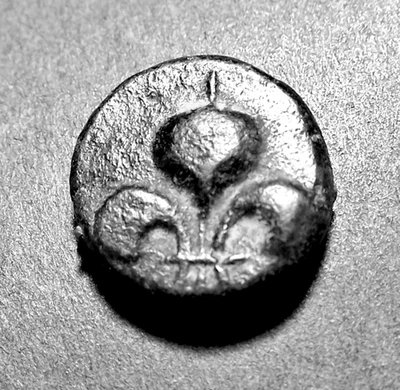 Moneda INDO-FRANCESA, flor de lis, acuñada en INDIA ca 1715-1835 dC, 14-15 mm Foto 1 de 2