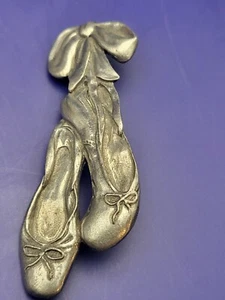 Vintage 1985 Seagull Pewter Canada Brooch Pin Ballerina Ballet Slippers Shoes - Picture 1 of 5