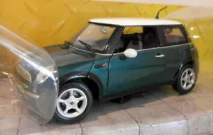 Motormax 1/18 Scale - 73100 BMW MINI Cooper green / white - Picture 1 of 2