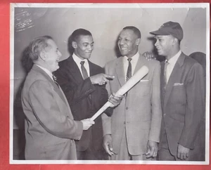 1955   K.C. MONARCHS TO CUBS   BUCK O'NEIL,  ERNIE BANKS,  GENE BAKER   TYPE 1 - Picture 1 of 2