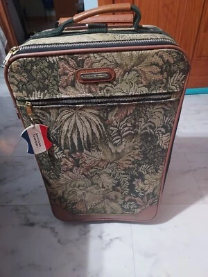 American Tourister 行李箱花卉挂毯 — 第 1/4 张图片