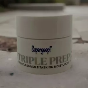 Supergoop! Triple Prep schwerelose Multitasking-Feuchtigkeitscreme 0,34fl oz Reisegröße - Bild 1 von 3