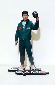 JUEGO CALAMAR - SEONG GI-HUN - Jugador 456 - LEE JUNG-JAE - FIGURA MADERA 20 cm - Imagen 1 de 4