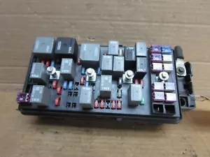 08 09 Saturn Aura Motor Fusibles Caja Relé Bloque Panel 2008 2009 20822700 - Imagen 1 de 6