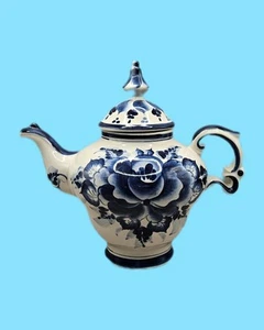 Russische Gzhel Porzellan Teekanne mit Blumenmuster - signiert vom Künstler - Bild 1 von 7