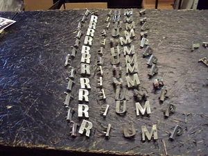 Triumph Herald Spitfire Vitesse GT6 TR2 TR3 TR4 Buchstaben Abzeichen Original nicht Repro - Bild 1 von 2