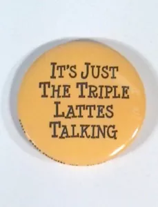 It's Just The Triple Lattes Talking Pin 1.25" Cafeína Amante del Café Eslogan - Imagen 1 de 3
